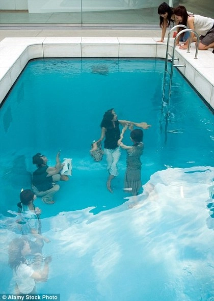 Bể bơi tạo ảo giác thu hút du khách ở nhật bản - 1