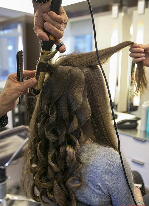 Biến tấu diệu kỳ với 3 kiểu tóc xoăn cô dâu đơn giản - 2