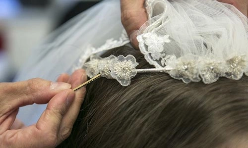 Biến tấu diệu kỳ với 3 kiểu tóc xoăn cô dâu đơn giản - 5