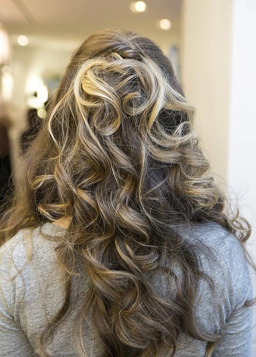 Biến tấu diệu kỳ với 3 kiểu tóc xoăn cô dâu đơn giản - 6