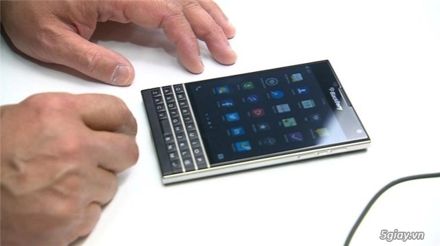Blackberry passport smartphone lạ của blackberry mang thiết kế vuông vức menly - 1