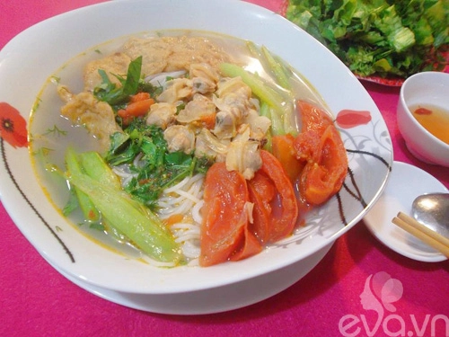 Bún riêu ngao nóng hổi cho bữa sáng - 11