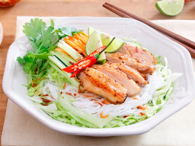 Bún trộn gà áp chảo cho bữa sáng hoàn hảo - 12