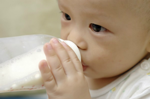 Cách giúp bé uống được nhiều sữa - 1