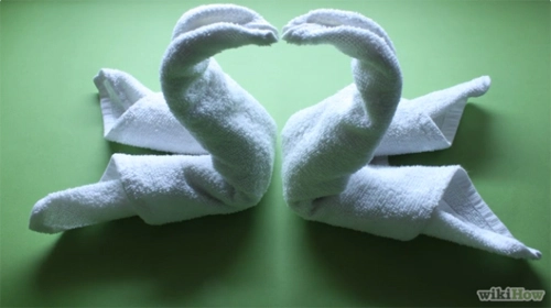 Cách xếp chim thiên nga bằng khăn tắm tô điểm cho giường cưới - 9