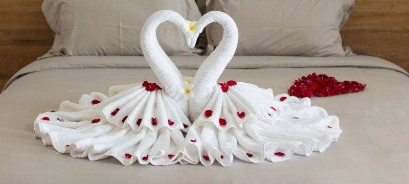 Cách xếp chim thiên nga bằng khăn tắm tô điểm cho giường cưới - 10