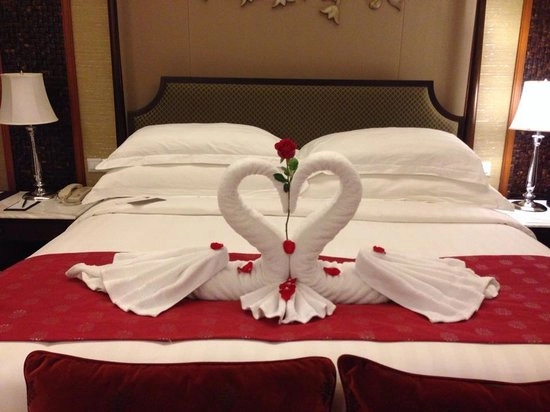 Cách xếp chim thiên nga bằng khăn tắm tô điểm cho giường cưới - 11
