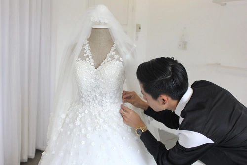 Cận cảnh váy cưới tâm tít sẽ mặc trong hôn lễ - 1