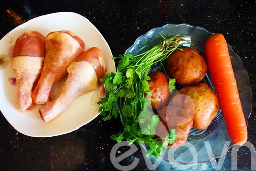 Canh gà hầm khoai tây nóng bỏng lưỡi - 1