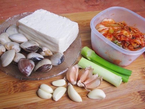 Canh kim chi nấu ngao đậu nóng hổi - 1