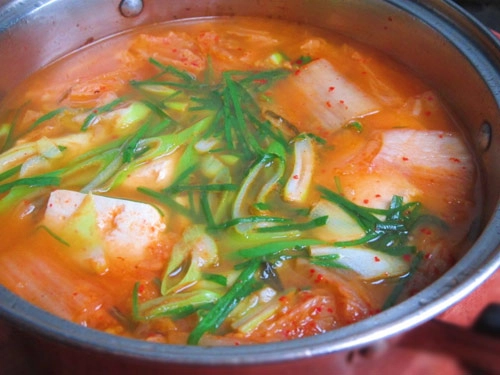 Canh kim chi nấu ngao đậu nóng hổi - 7