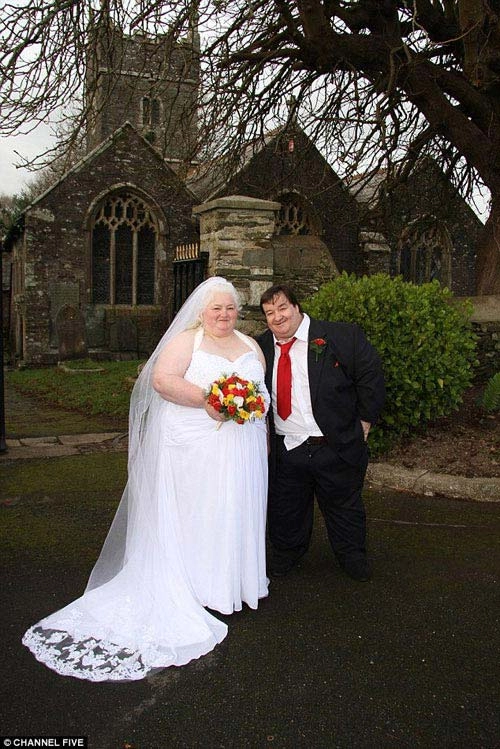 Cặp đôi nặng 540kg chi ba nghìn bảng anh để tổ chức đám cưới - 1
