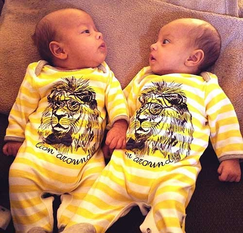 Cặp sinh đôi 100 ngày tuổi mỗi ngày mặc một bộ hàng hiệu mới - 2