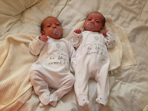 Cặp sinh đôi 100 ngày tuổi mỗi ngày mặc một bộ hàng hiệu mới - 6