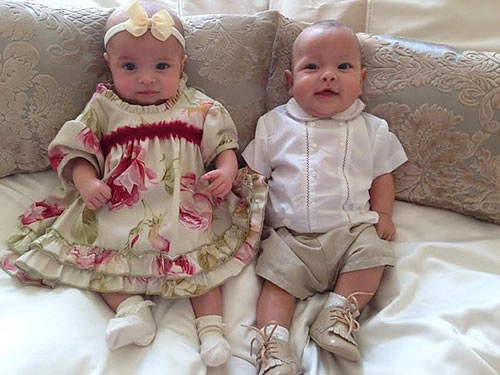 Cặp sinh đôi 100 ngày tuổi mỗi ngày mặc một bộ hàng hiệu mới - 13