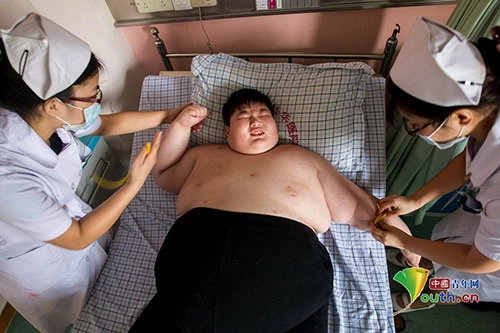 Cậu bé 14 tuổi nặng 300kg vì sức ăn kinh khủng - 3