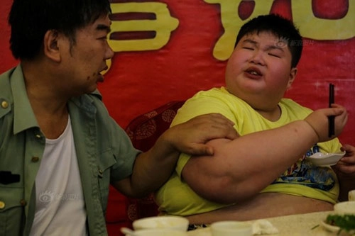Cậu bé 14 tuổi nặng 300kg vì sức ăn kinh khủng - 8