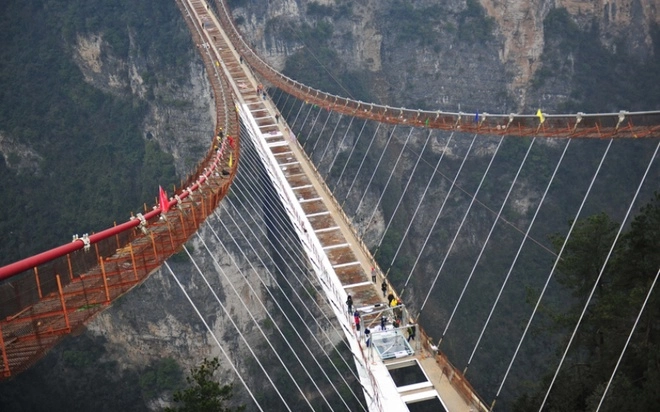 Cây cầu đáy kính dài và cao nhất thế giới - 1