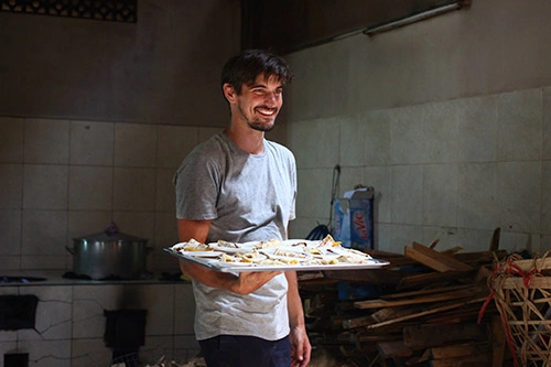 Chàng trai hà lan làm bánh pancake tặng trẻ nghèo - 1