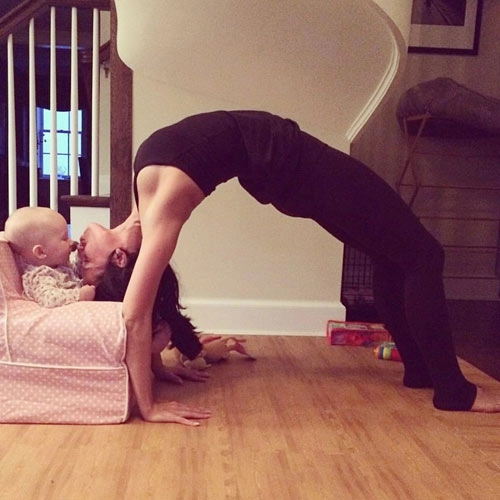 Chùm ảnh bà mẹ một con tập yoga dáng siêu đẹp - 8