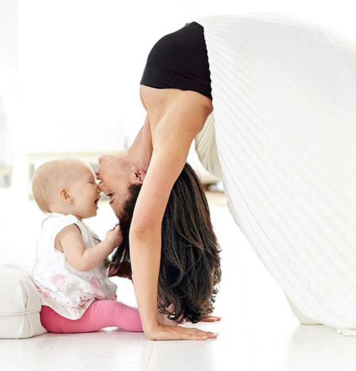 Chùm ảnh bà mẹ một con tập yoga dáng siêu đẹp - 1