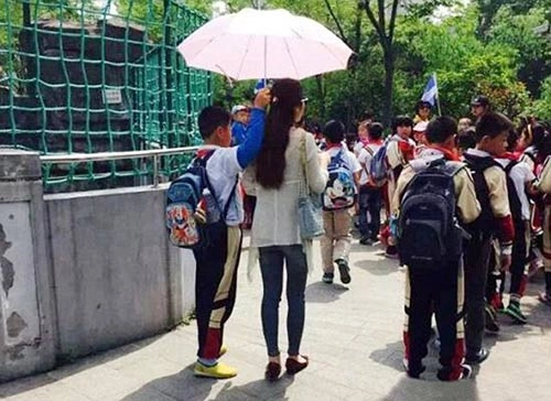 Cô giáo trẻ sợ nắng bắt học sinh cầm ô gây phẫn nộ - 1