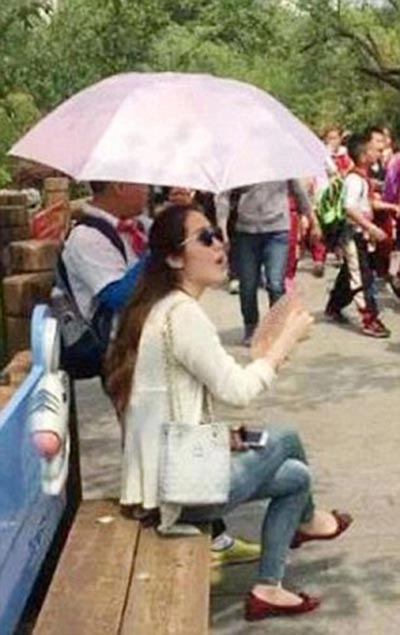 Cô giáo trẻ sợ nắng bắt học sinh cầm ô gây phẫn nộ - 2