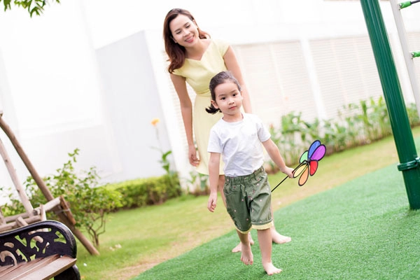 Con gái lưu hương giang sành điệu từ trứng nước - 12