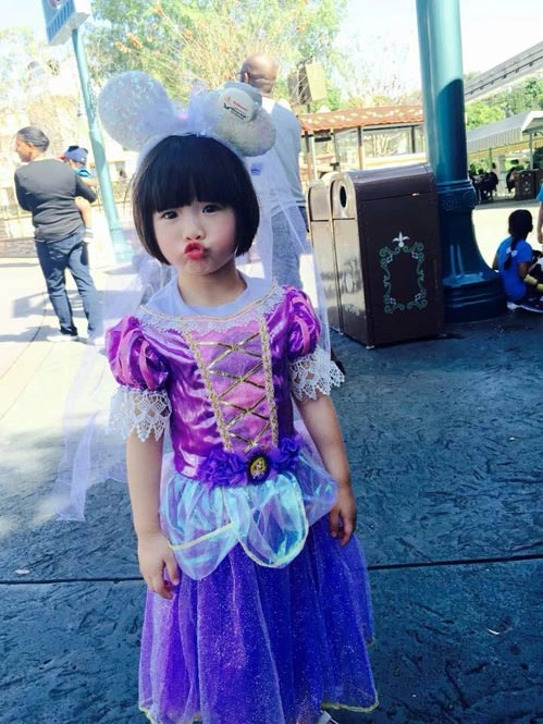 Con gái thúy nga xinh như nàng tiên cá đi thăm disneyland - 3