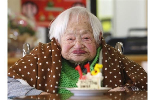 Cụ bà 116 tuổi vẫn đẹp vì ăn nhiều sushi - 1