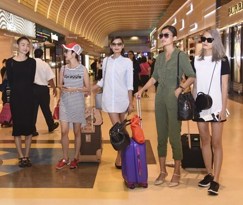 Dàn người mẫu sành điệu gây xôn xao tại sân bay - 8