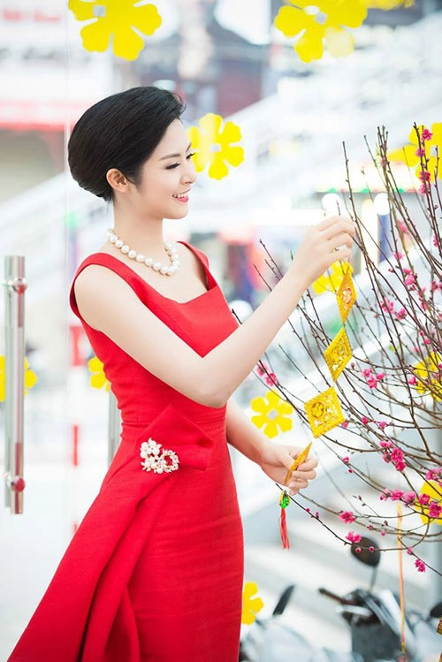 Đầu năm sao việt nô nức diện váy đỏ để lấy may - 1