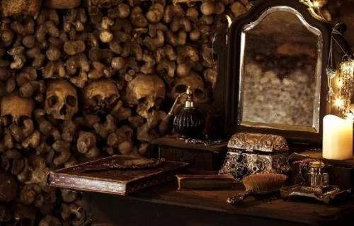 Dịch vụ ngủ đêm trong hầm mộ với 6 triệu bộ xương ở paris - 1