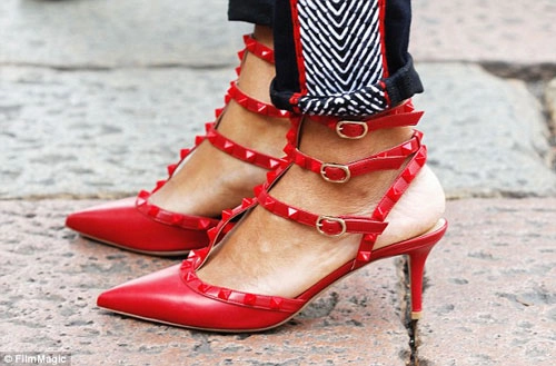 Đôi giày nhái valentino gây xôn xao new york fw - 4