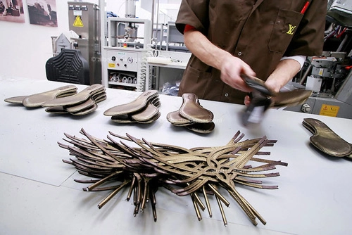 đột nhập xưởng sản xuất giày của louis vuitton - 12