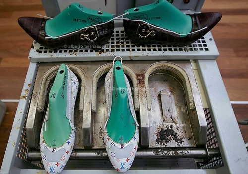đột nhập xưởng sản xuất giày của louis vuitton - 13