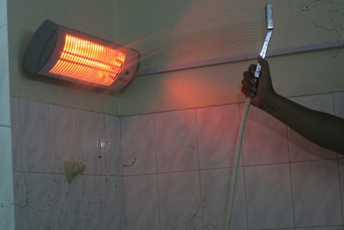 Dùng đèn sưởi nhà tắm dễ gây điện giật cho con - 2