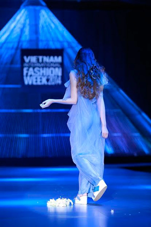 Hai người đàn bà điên trên sàn catwalk việt - 3