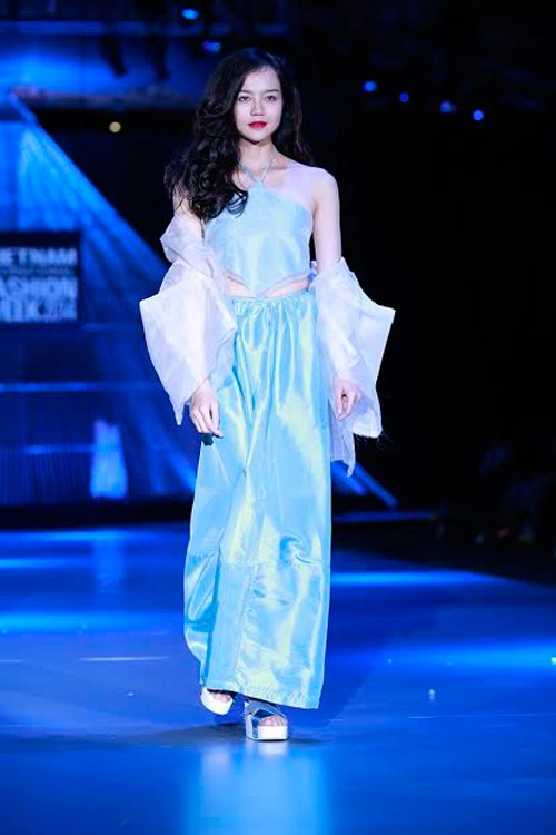 Hai người đàn bà điên trên sàn catwalk việt - 4