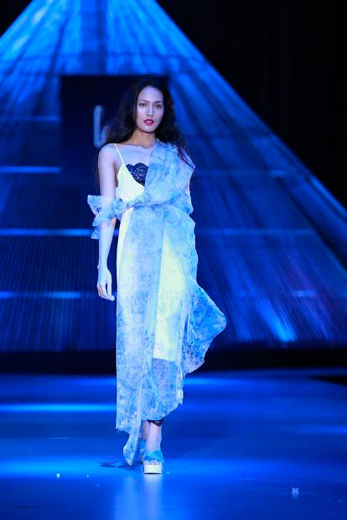 Hai người đàn bà điên trên sàn catwalk việt - 6