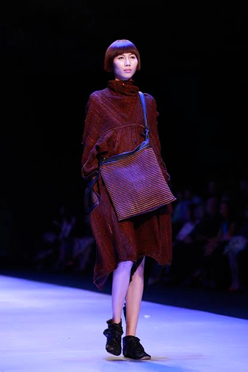 Hai người đàn bà điên trên sàn catwalk việt - 12