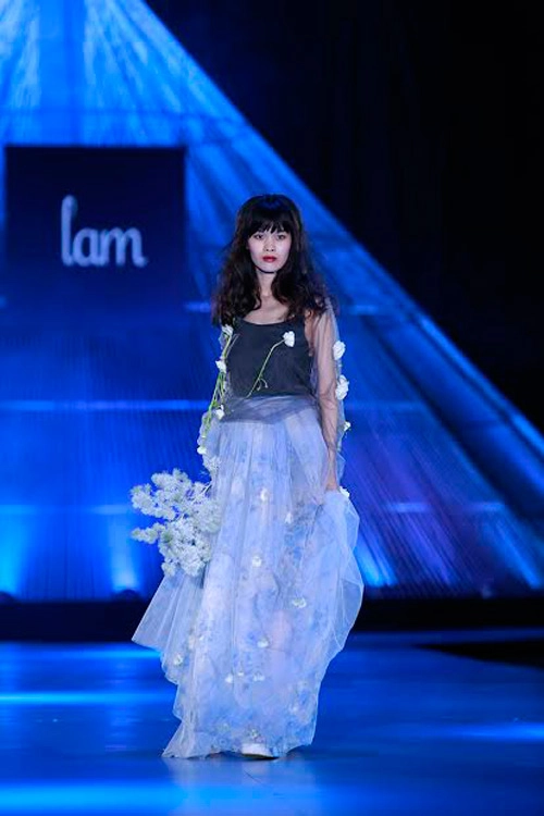 Hai người đàn bà điên trên sàn catwalk việt - 1