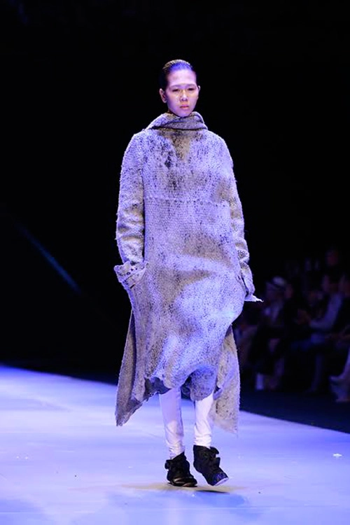 Hai người đàn bà điên trên sàn catwalk việt - 15