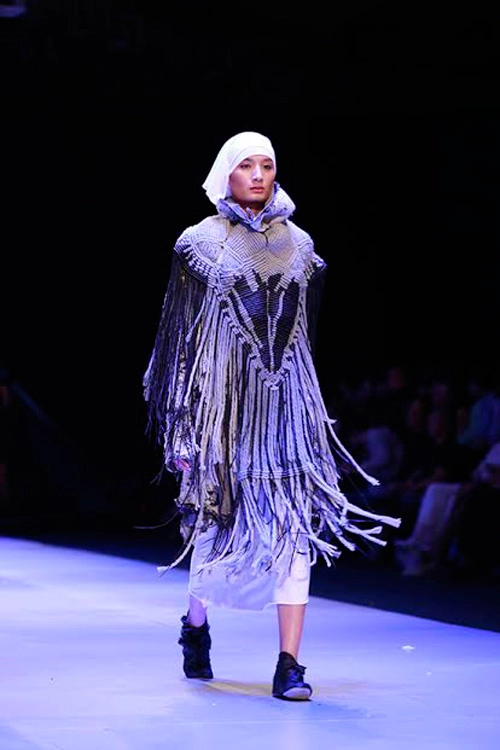 Hai người đàn bà điên trên sàn catwalk việt - 16