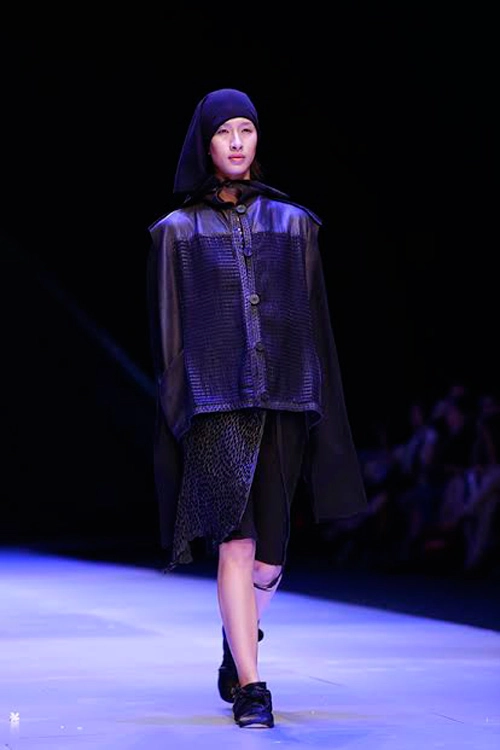 Hai người đàn bà điên trên sàn catwalk việt - 17