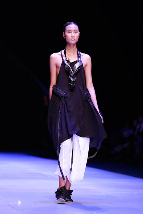 Hai người đàn bà điên trên sàn catwalk việt - 18