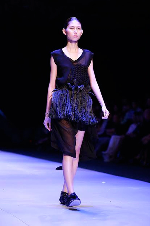 Hai người đàn bà điên trên sàn catwalk việt - 19