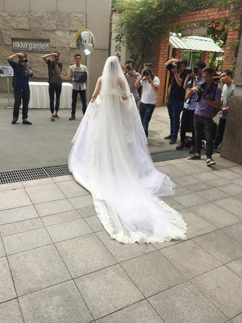Hh diễm hương thay 3 bộ váy sexy trong đám cưới dưới mưa - 3
