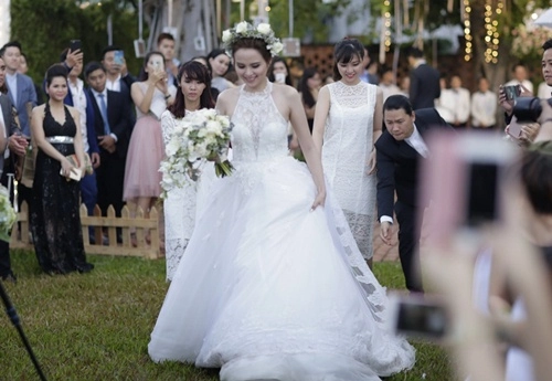 Hh diễm hương thay 3 bộ váy sexy trong đám cưới dưới mưa - 6