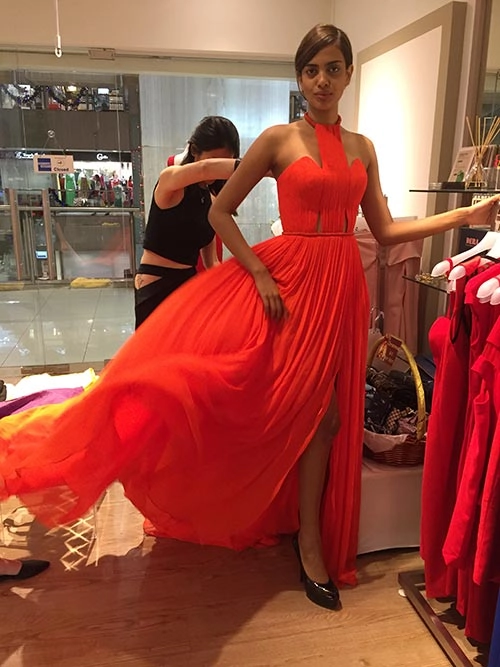 Hoa hậu singapore mặc váy việt nam tại hh hoàn vũ - 10